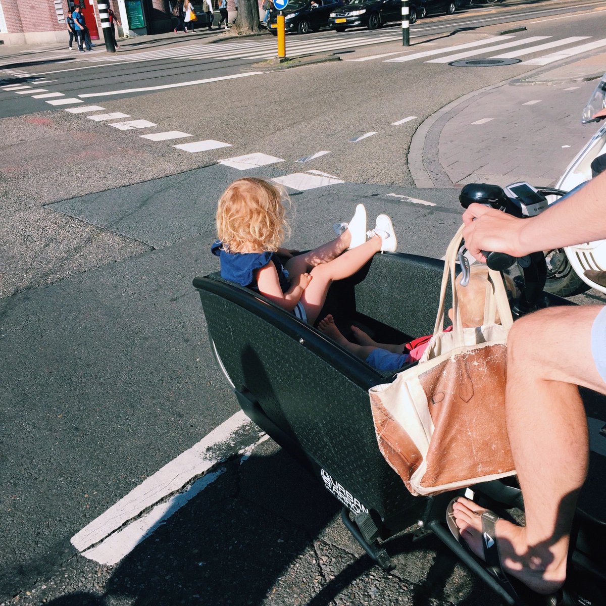 AMSCycleChic's tweet image. In true Dutch style this girlie knows the importance of catching #vitaminD at every opportunity. @UrbanArrowcom #Mondaycommute #bikelife