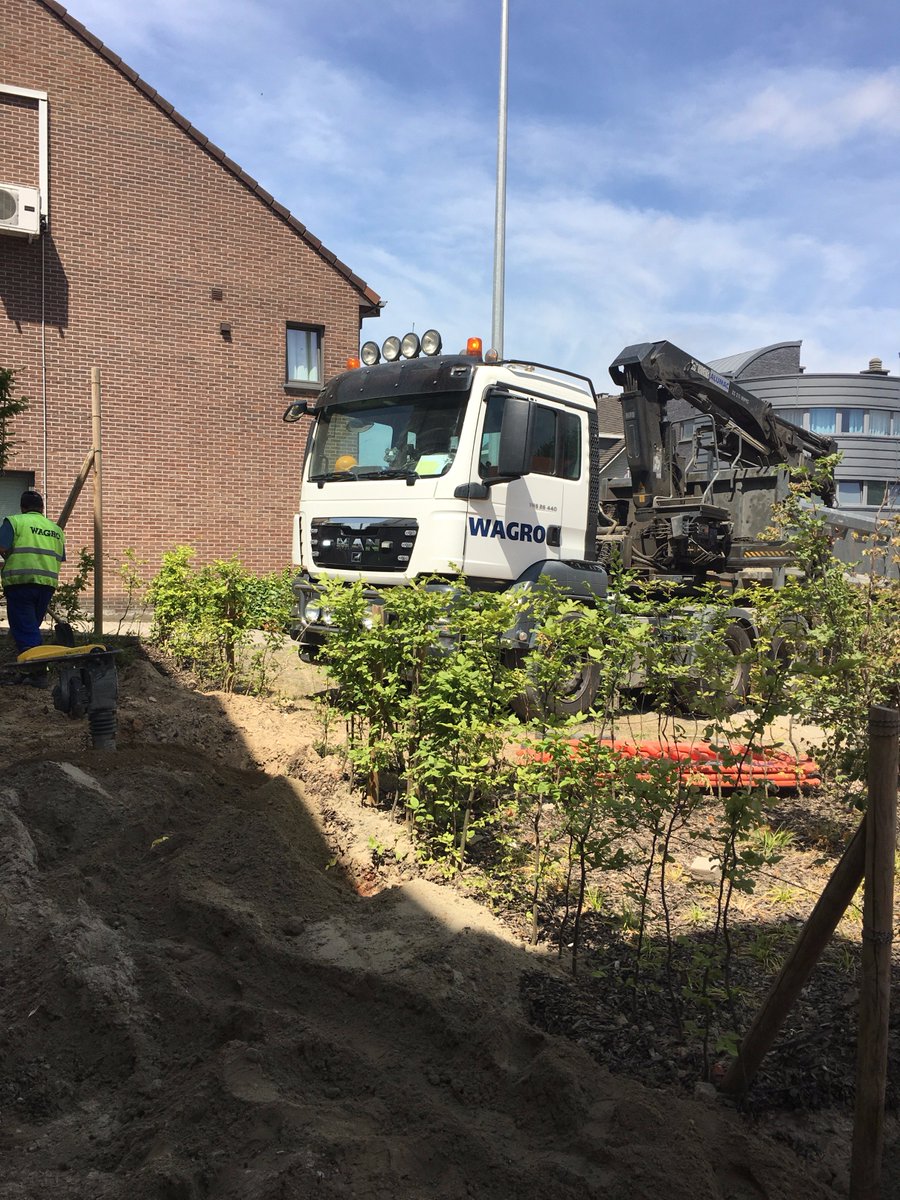 marionmaes's tweet photo. Onaangekondigde werken door @eandis_cvba ...tuin vernield!! Wie legt deze opnieuw aan? Wie betaalt de factuur? #Grimbergen #Eandis #Belfius https://t.co/R2mldtposE