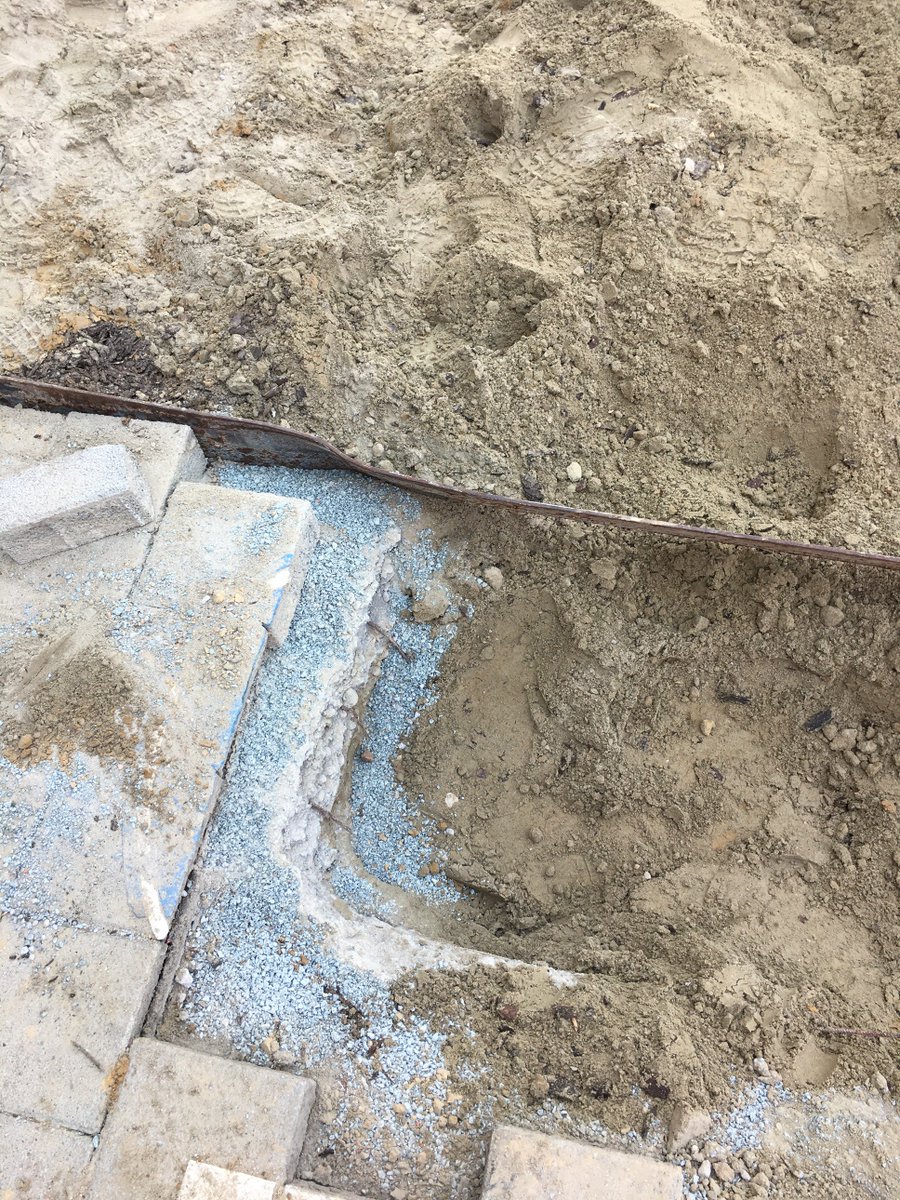 marionmaes's tweet photo. Onaangekondigde werken door @eandis_cvba ...tuin vernield!! Wie legt deze opnieuw aan? Wie betaalt de factuur? #Grimbergen #Eandis #Belfius https://t.co/R2mldtposE