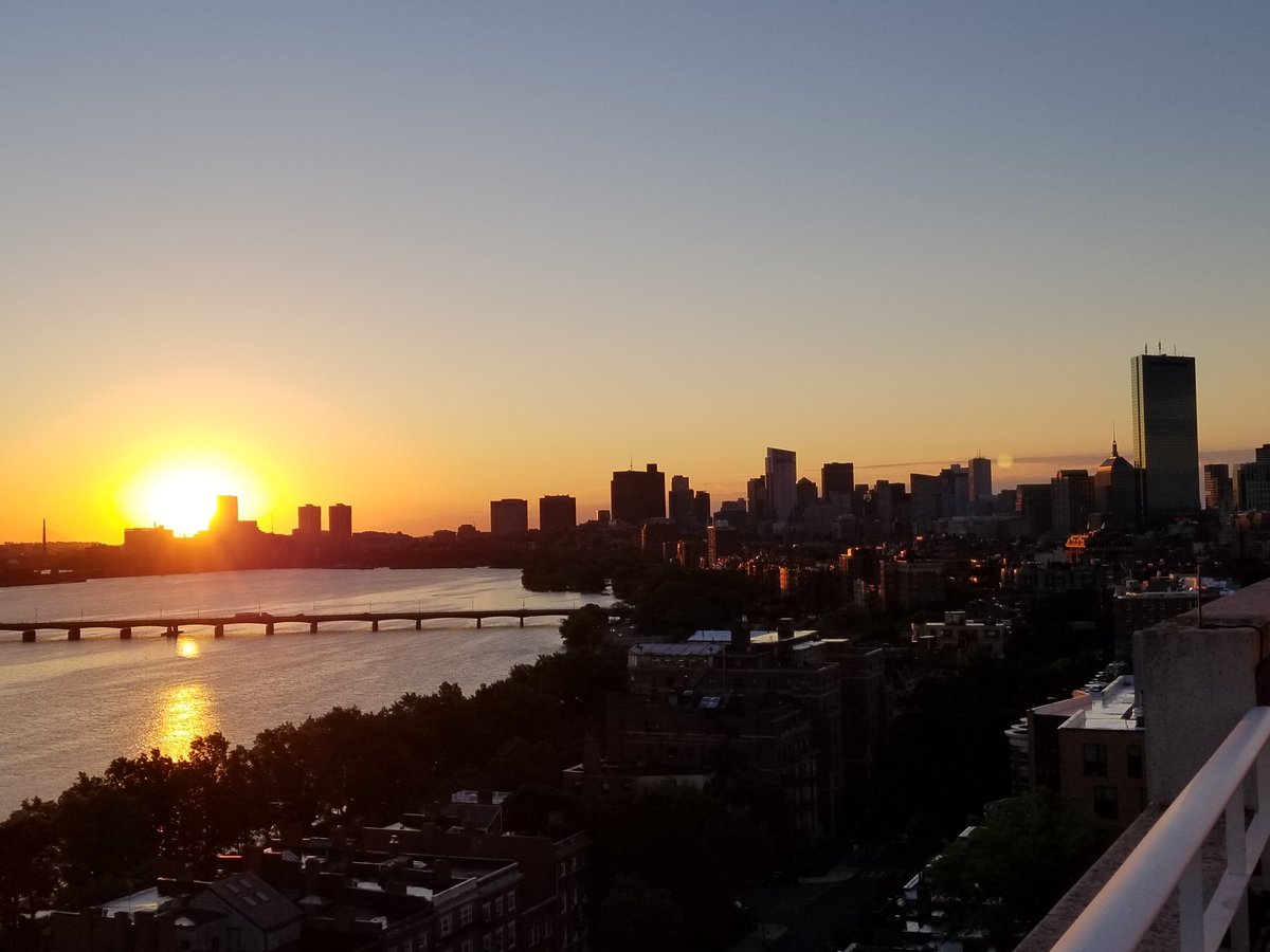 daryldeluca's tweet photo. Sunrise over Boston's Charles River & Esplande provides a spectacular FOTO visual #burooftoptour #BUCRC @sunrise_sunset_heaven @BU_Tweets https://t.co/EBKb2XwSDZ