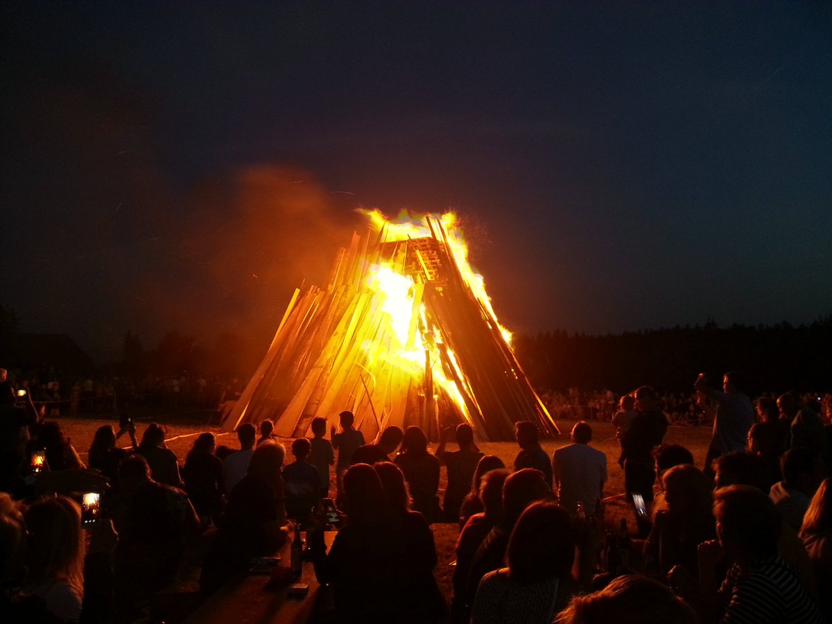 WalkerS39349464's tweet photo. #Sonnwendfeier in #Adelberg mit #Johannisfeuer. Letztes Wochenende. Gut besucht mit toller #liveband. Ist zu empfehlen :-) https://t.co/9TMWETbPs7