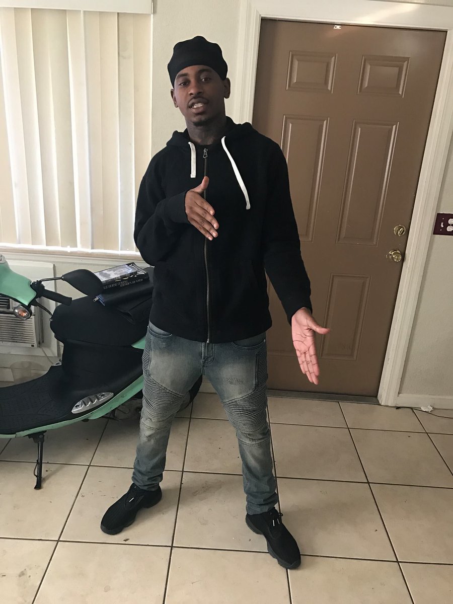 Reace_Sosa's tweet photo. Take me back to the trap💸🖕🏾🚔 https://t.co/Mbu6ILZ0hC