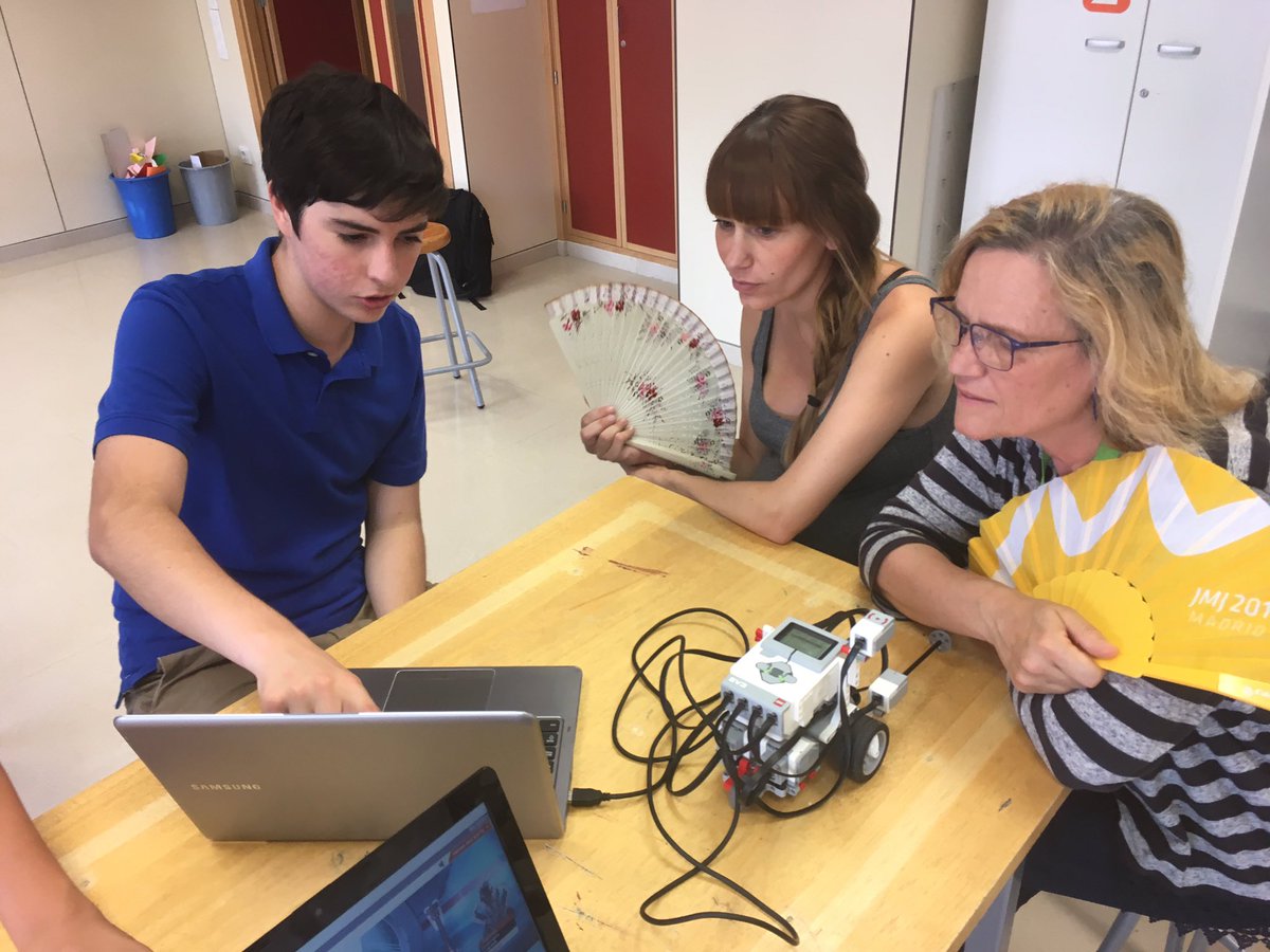 PadreDamianSSCC's tweet photo. Els alumnes també ensenyen #bonespractiquesPDSSCC a l'aula de Tecno https://t.co/anKlEDleu8