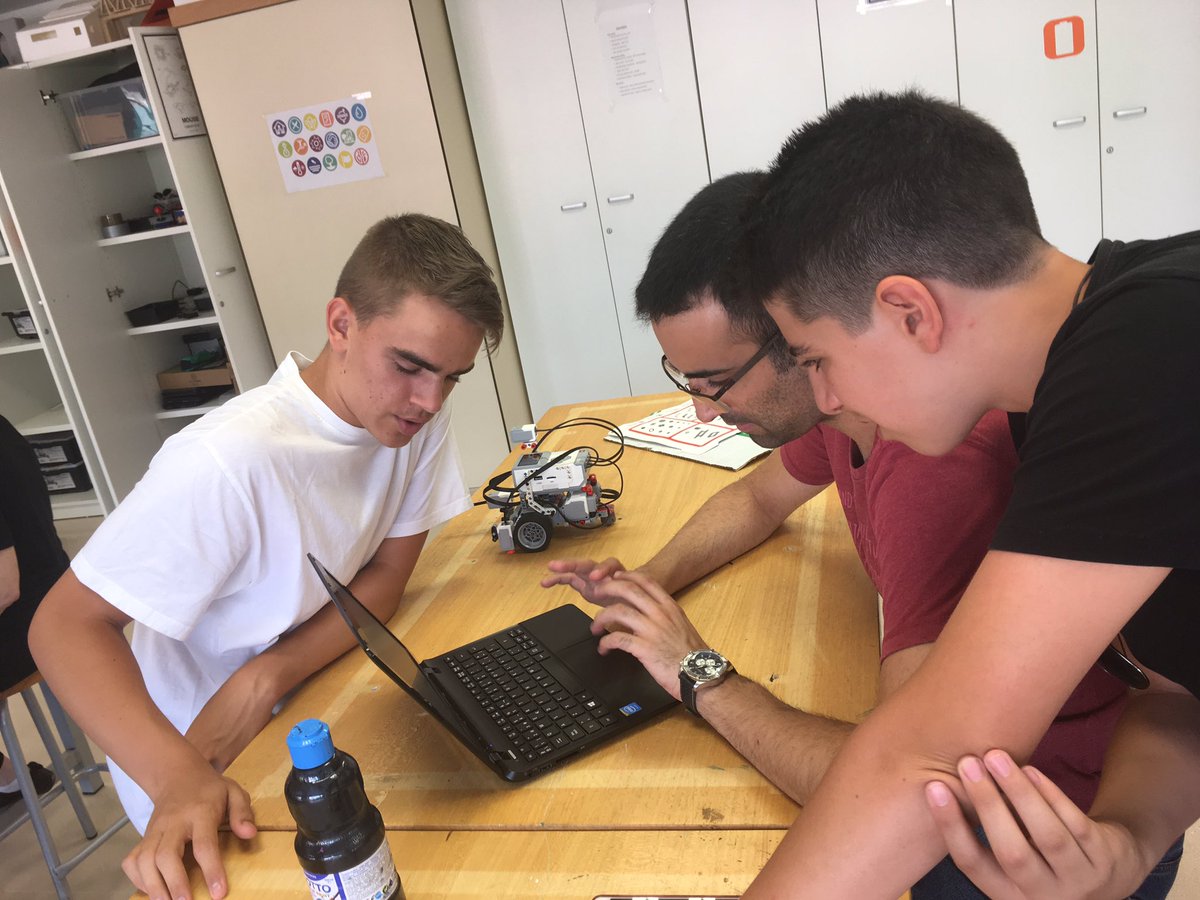 PadreDamianSSCC's tweet photo. Els alumnes també ensenyen #bonespractiquesPDSSCC a l'aula de Tecno https://t.co/anKlEDleu8