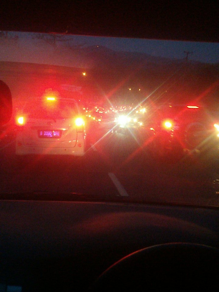 Fnyksm's tweet photo. @TMCPoldaMetro macet di jalan semarang-solo keluar tol bawean imbas dari penutupan tol salatiga https://t.co/iCgFgJ2oxl