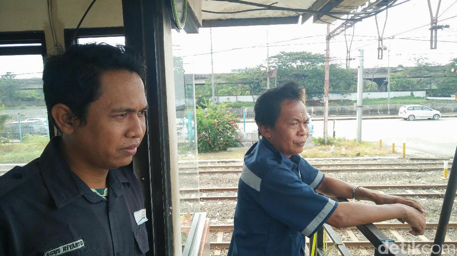detikcom's tweet photo. Cerita Mereka yang Rela Tak Mudik demi Jaga Pelintasan Kereta https://t.co/cIZGxRq3PJ https://t.co/g3NjFhCiLh