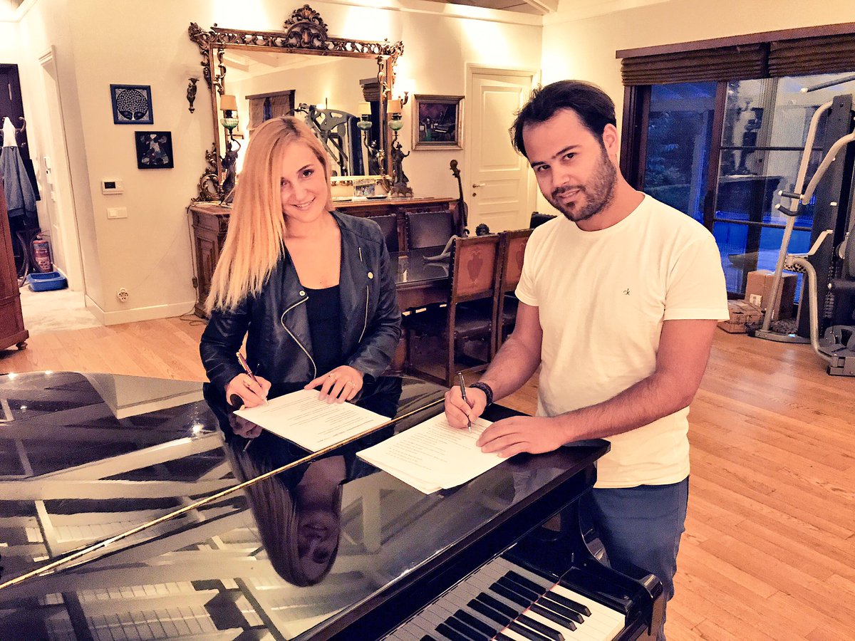 atdmuzik's tweet photo. .@ezgiayce Hanımın yeni #single'ı #Kıvırma'nın #aranje sözleşmesi. @atdmuzik @alitolgamusic #AliTolgaDemirtas #ATD #ATDMuzik #ATDProductions https://t.co/egzzSKRIlq