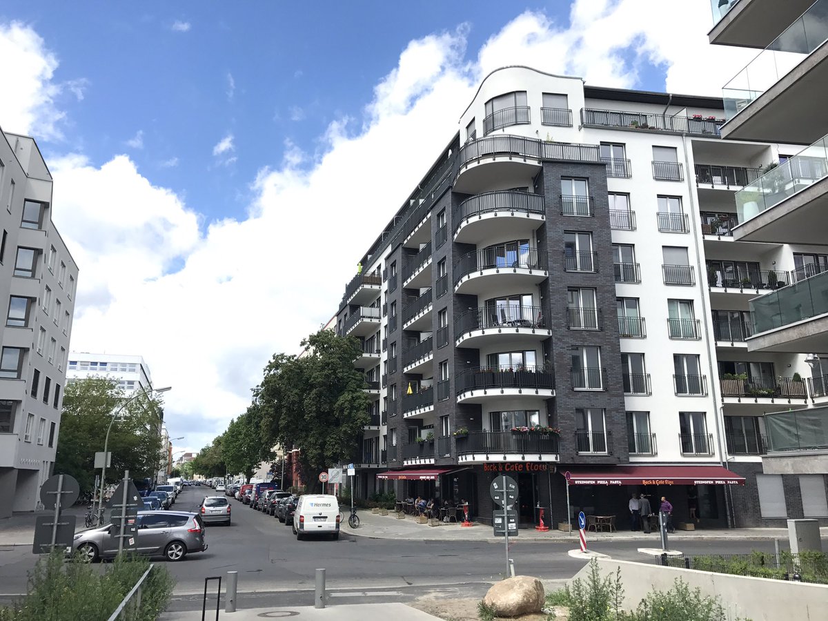 annasabine_rose's tweet photo. New #streets in Berlin #ParkGleisdreieck #density #streetscore #housing #mixeduse #gentledensity @Space_Syntax @createstreets https://t.co/oKy5Z7rTGC