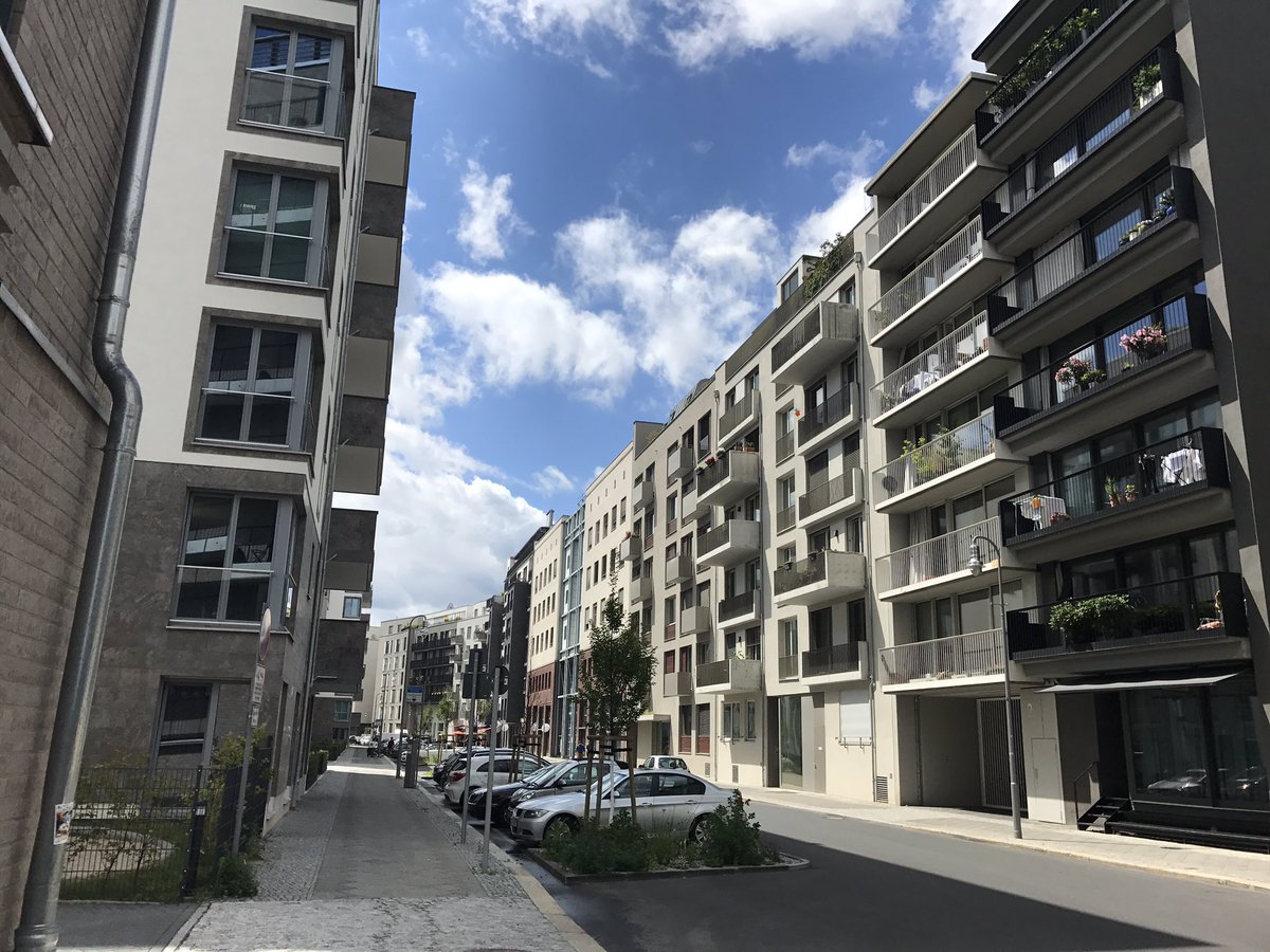 annasabine_rose's tweet photo. New #streets in Berlin #ParkGleisdreieck #density #streetscore #housing #mixeduse #gentledensity @Space_Syntax @createstreets https://t.co/oKy5Z7rTGC