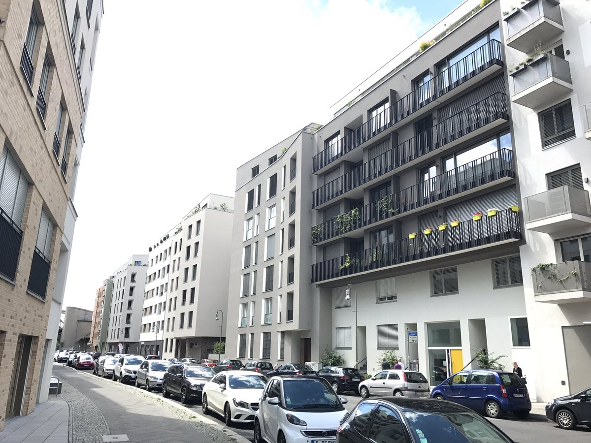 annasabine_rose's tweet photo. New #streets in Berlin #ParkGleisdreieck #density #streetscore #housing #mixeduse #gentledensity @Space_Syntax @createstreets https://t.co/oKy5Z7rTGC