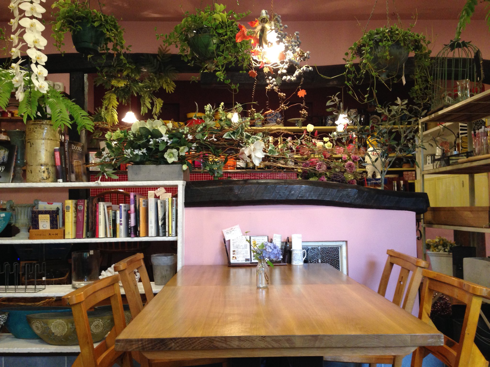 ট ইট র お食事男子 Hallelo Garden お花屋さんが営んでいるカフェだけにお花に囲まれます 野郎お一人様での入店でもあるわけない乙女心がくすぐられました おいらが女子ならこちらの常連になりたいぐらいです 花屋 カフェ 愛知県 みよし市 ハレルゥ