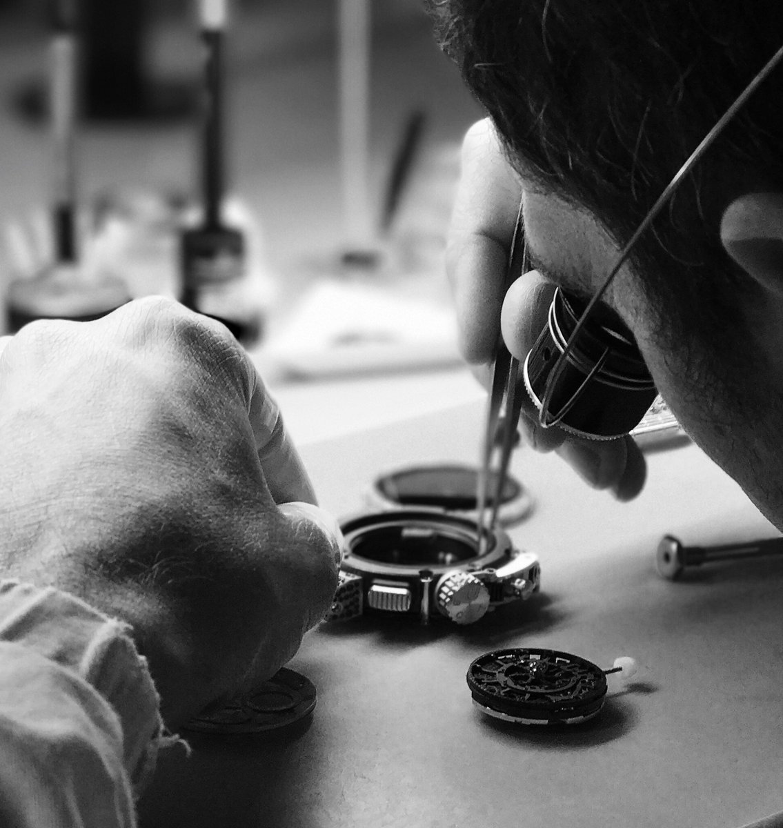 UBOATWATCHES's tweet photo. The making of U-BOAT watches is a task for the expert hands of specialized technicians #UBOATlab #handmadewatches #HauteHorlogerie https://t.co/WZrwFeyhY9
