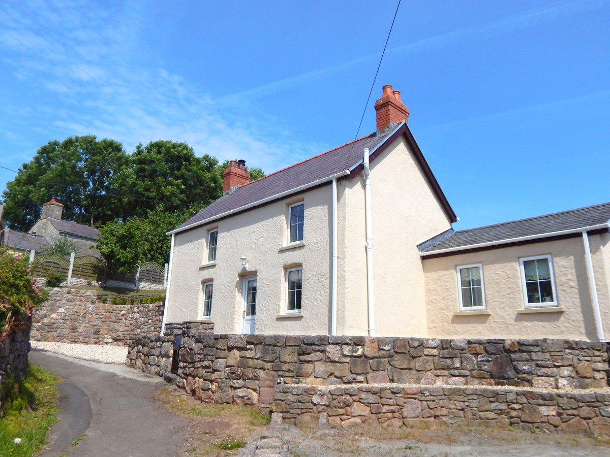 Astleys1's tweet photo. A beautiful two bedroom cottage for sale in the charming #Gower village @llanmadoc #Astleys #forsale 
https://t.co/35ga6ciFAD https://t.co/FQV7AIzX56