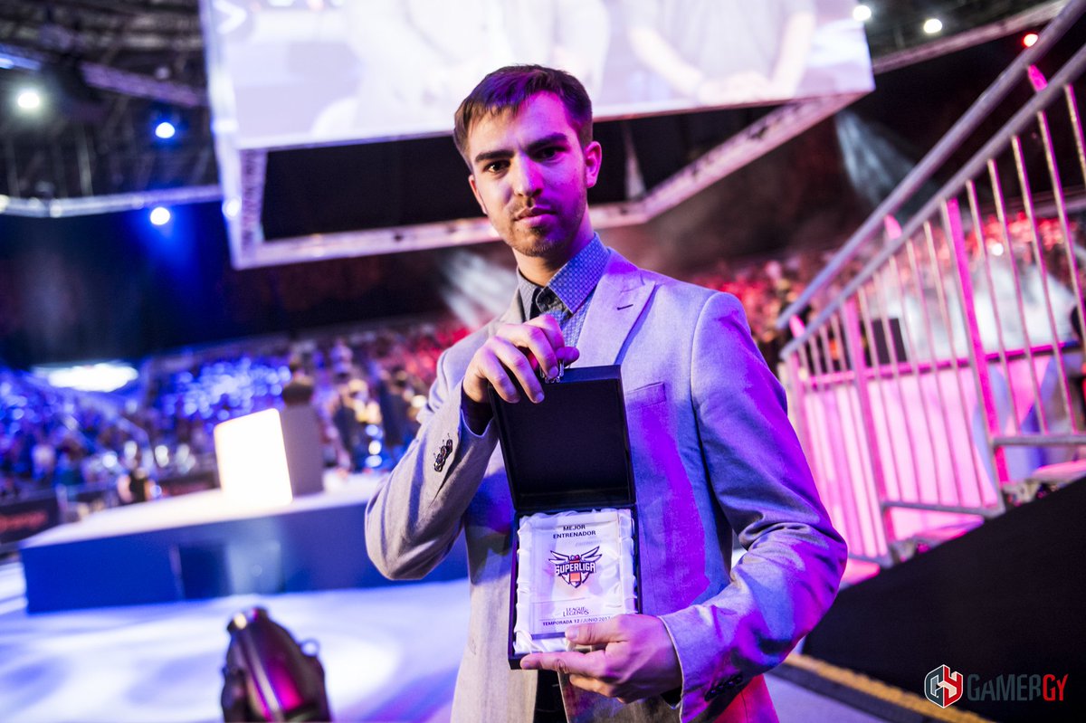 🏅El premio al mejor entrenador de la temporada 12 de la Superliga Orange es para <a href="/PochiPoom/">PochiPoom</a> de <a href="/KIYFeSports/">KIYFeSports</a>.