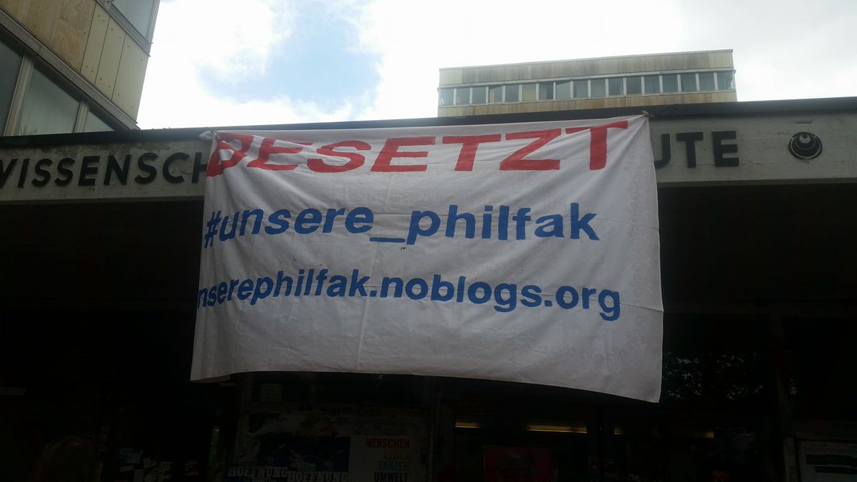 Scheinbar wurde grade die #PhilFak in #Marburg besetzt! 
Hintergründe noch unklar (via FB).
#SquatMr #unsere_philfak