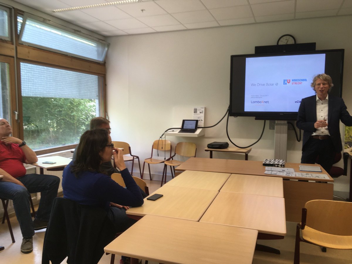 arievanscheepen's tweet photo. Bij introductie @RobinBerg030 van de nieuwe elektrische deelauto's @HU_Utrecht van @WeDriveSolar op nieuwe proeftuinlocatie @UtrechtSciPark https://t.co/oSGECldJgi