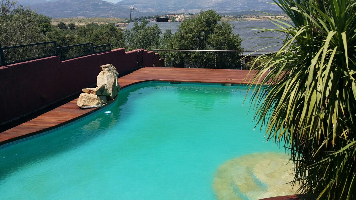 TuCarperson's tweet photo. No, no le hemos puesto un filtro. Es el cambio que da una madera después de ser tratada :) #piscina #madera #wood #work #trabajo #barniz https://t.co/HeA9ECdMvo