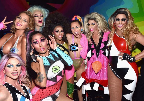 llopisgenovart's tweet photo. ICONIC ❤️💜💙💚💛 #vmas2015 https://t.co/eThXxRk3zr