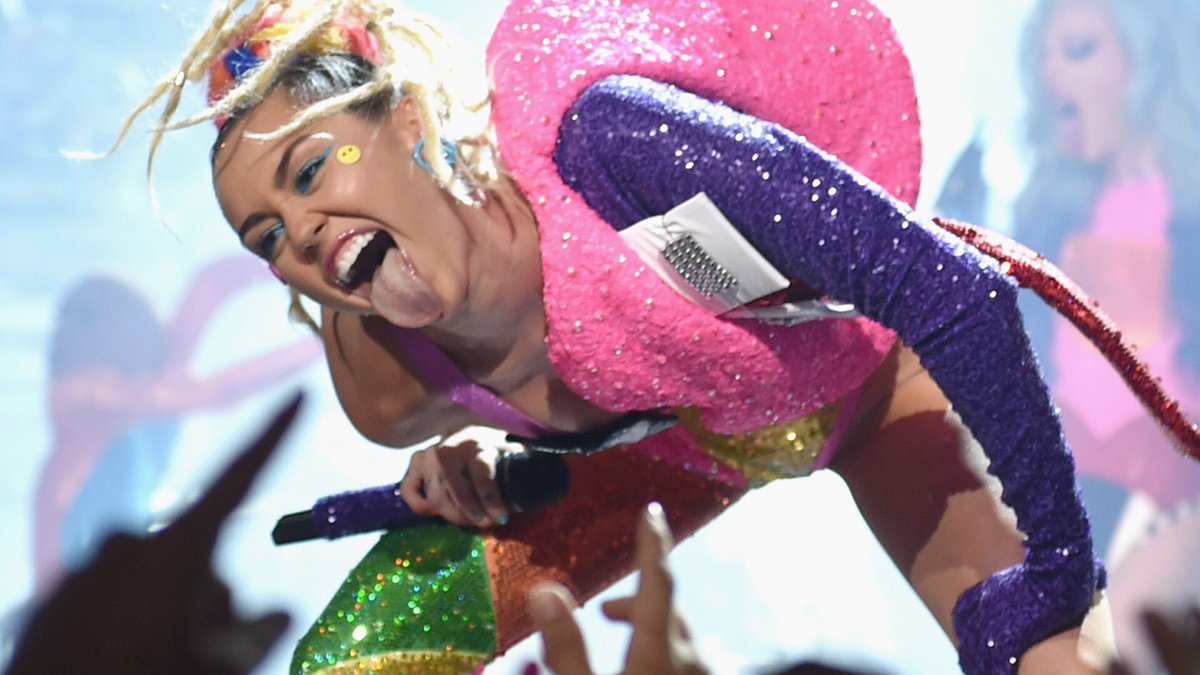 llopisgenovart's tweet photo. ICONIC ❤️💜💙💚💛 #vmas2015 https://t.co/eThXxRk3zr
