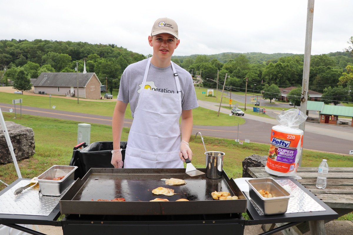 Thanks to #OperationBreakfast from Boston, Will &amp; his dad Todd cooking breakfast for Missourians impacted by the flooding.