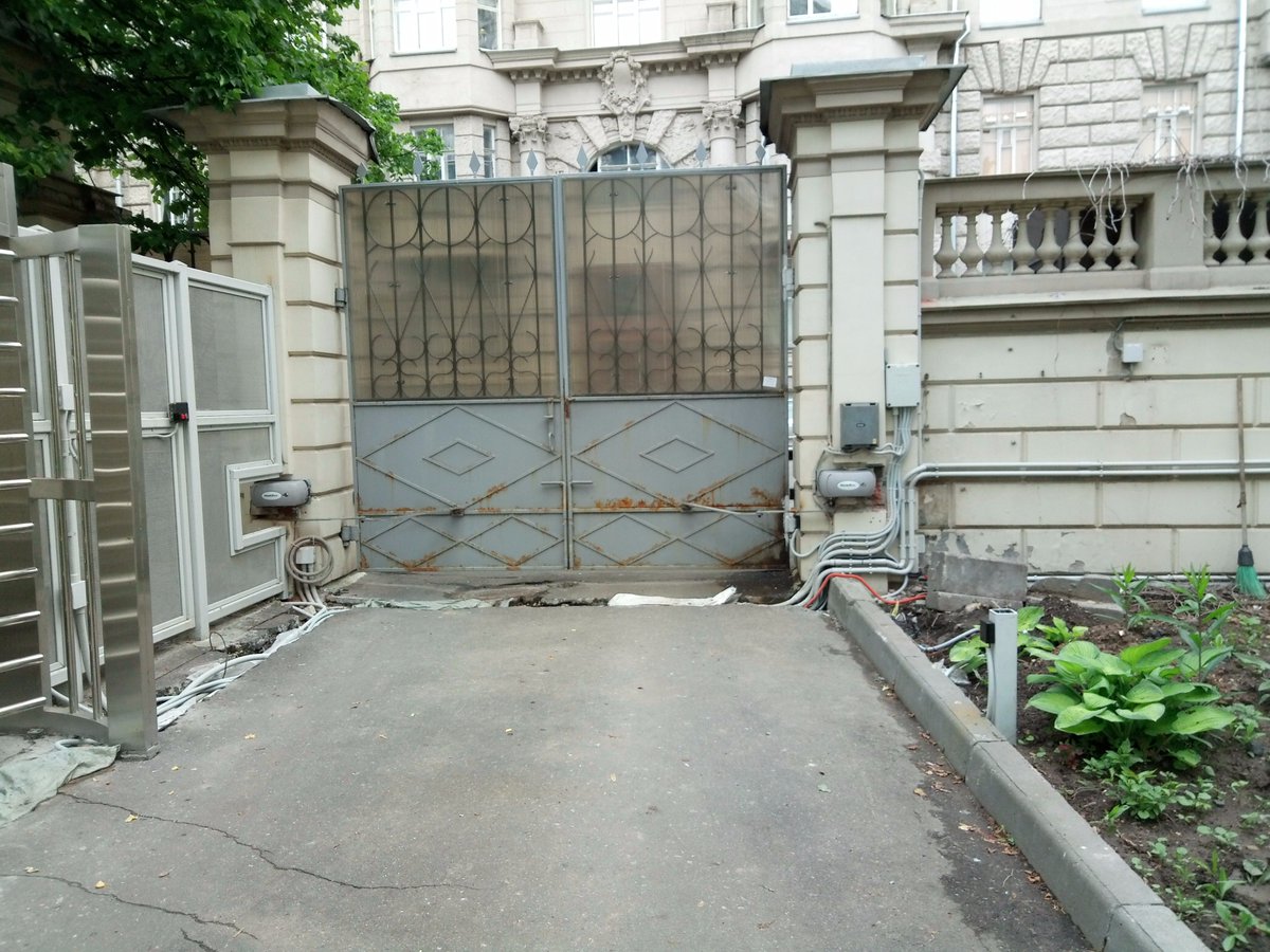 mixbeeru's tweet photo. Посольство Республики Кипр - замена электроприводов на #распашных #воротах и организация шлюзового проезда.  #ремонтворот #МиксБи https://t.co/5kKQQ8SR24