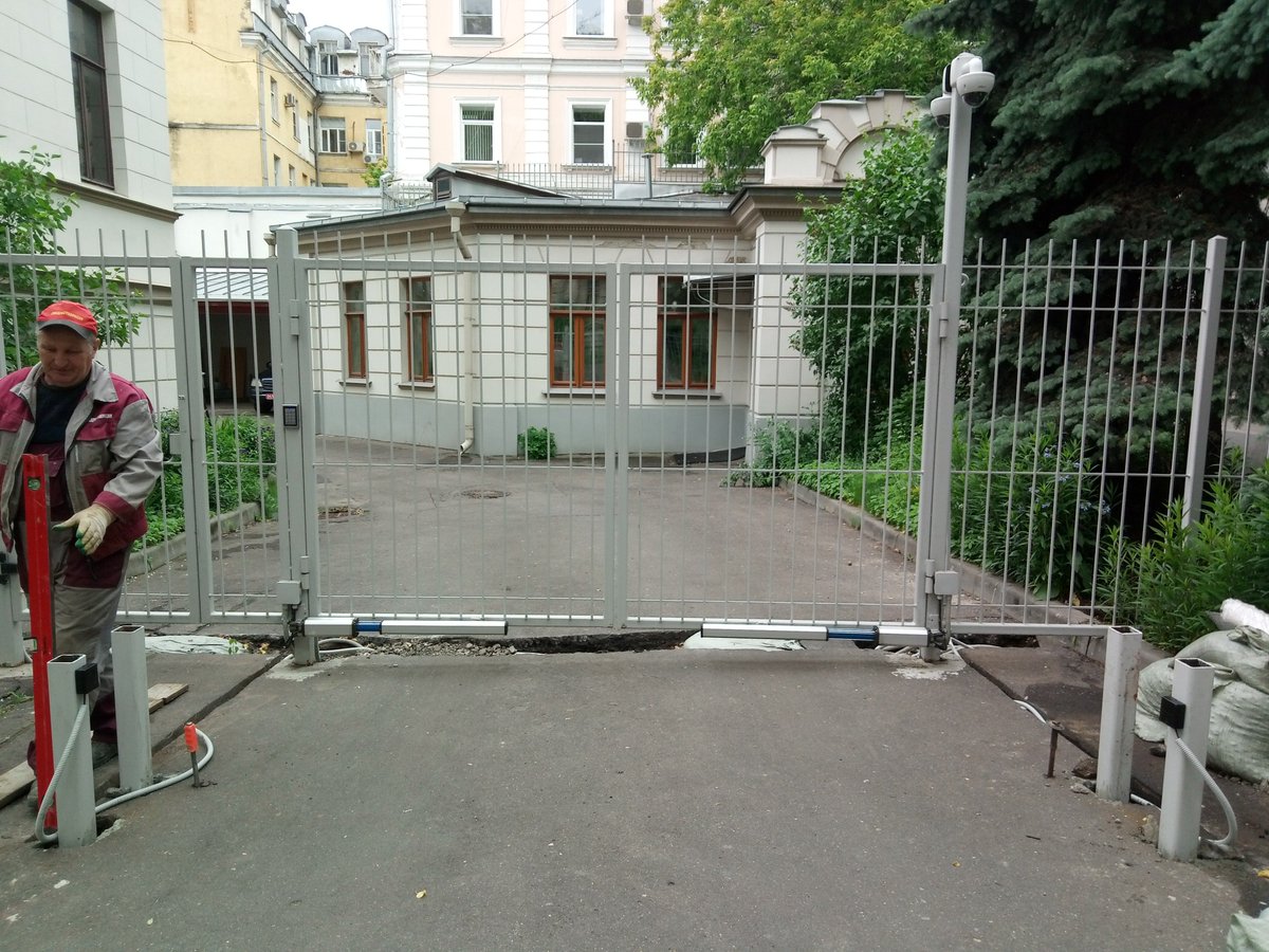 mixbeeru's tweet photo. Посольство Республики Кипр - замена электроприводов на #распашных #воротах и организация шлюзового проезда.  #ремонтворот #МиксБи https://t.co/5kKQQ8SR24