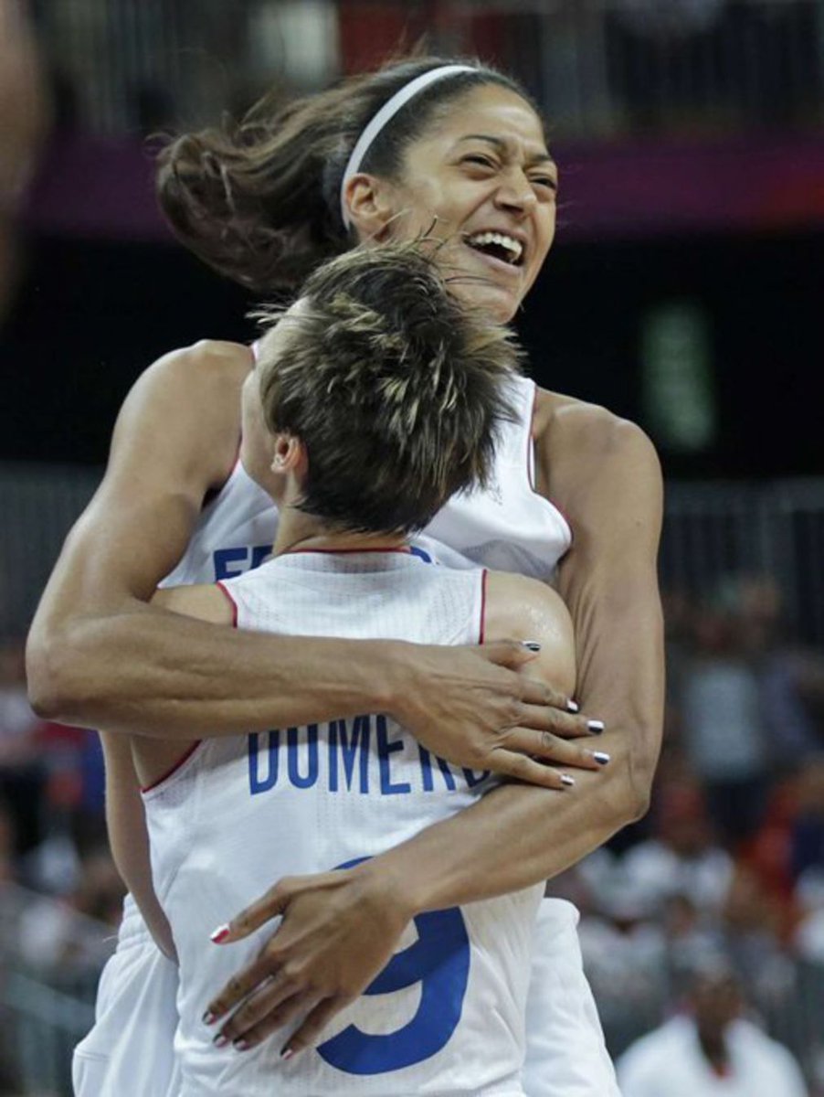 Emmline14's tweet photo. Magique n'est pas assez fort pour qualifier ce qu'a été l'épopée @FRABasketball avec et grâce à toi ! 
Merci @capsule19 ❤
#Légende https://t.co/sGLq8O7eiI