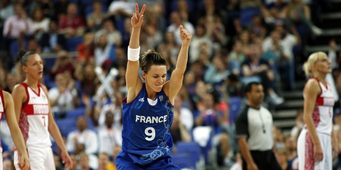 Emmline14's tweet photo. Magique n'est pas assez fort pour qualifier ce qu'a été l'épopée @FRABasketball avec et grâce à toi ! 
Merci @capsule19 ❤
#Légende https://t.co/sGLq8O7eiI