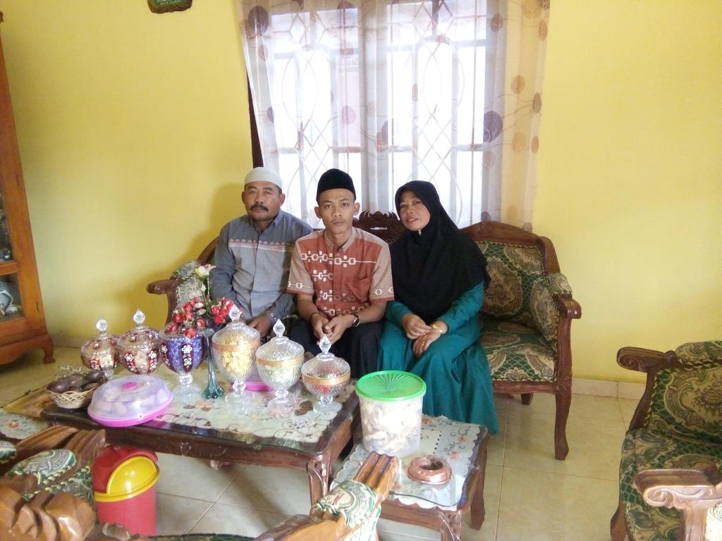 Irham_axio77's tweet photo. Minal aidzin wal faidizin🙏.  Jadi kapan kita tukeran orang tua buat sungkeman 😁😋 https://t.co/fRkiBLBOdP