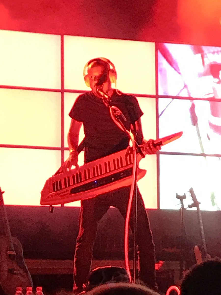 Lo que hizo anoche en Fuengirola <a href="/guillemilkyway/">Guille Milkyway</a> fue maravilloso. Pocos conciertos he visto y vivido como los suyos. Gracias! 😘