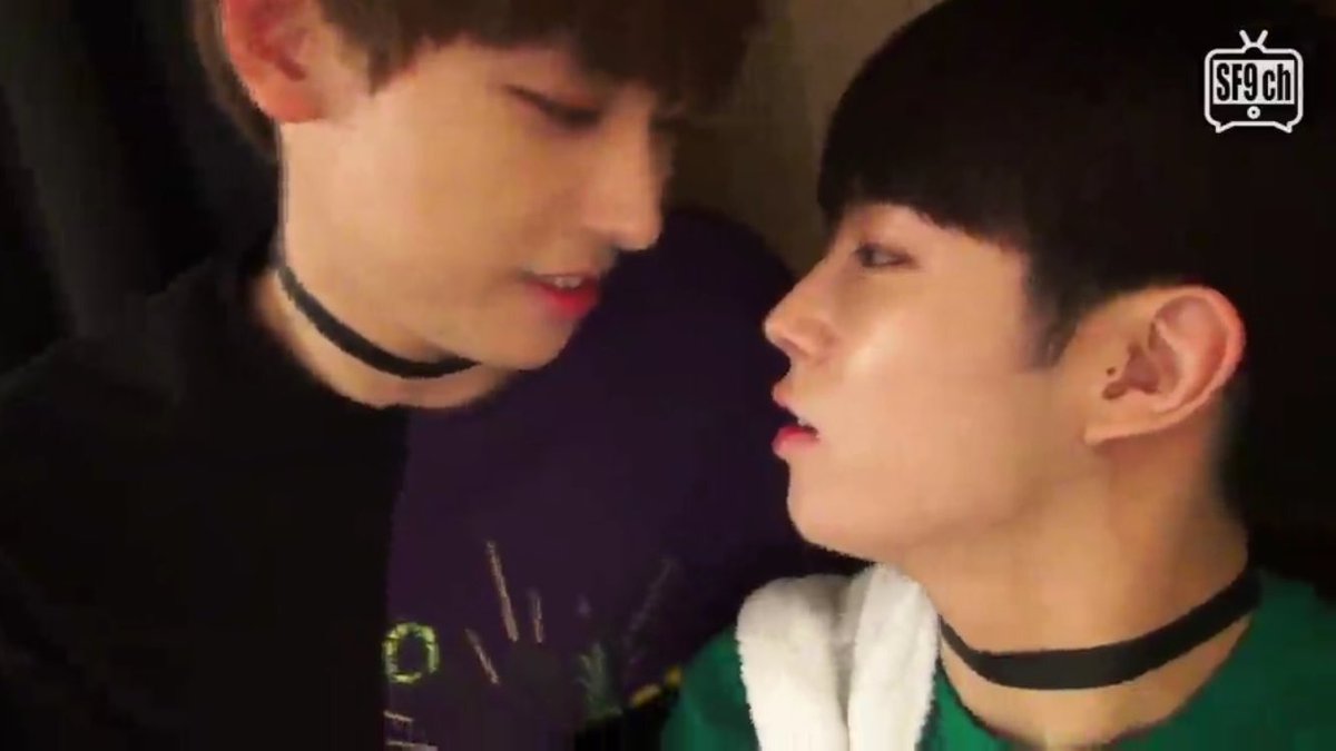 HunseI's tweet photo. มันก็จะเคลิ้มหน่อยๆ.....กรกฎาไลน์ชุ้น ดีงามละเกิ๊นนนน =,,= #ดาซอง #daseong จูบเลยกะดั๊ยน้าาา 💕👅🌰💕😍😚 https://t.co/f0PITagbhD