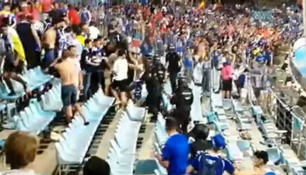elchiringuitotv's tweet photo. ¡OJO! INSULTOS a la AFICIÓN del Tenerife en Getafe. ¡PERO vaya RECIBIMIENTO dieron a su equipo en la isla! A las 3 en LaSexta. #JUGONES https://t.co/dmixEIa323