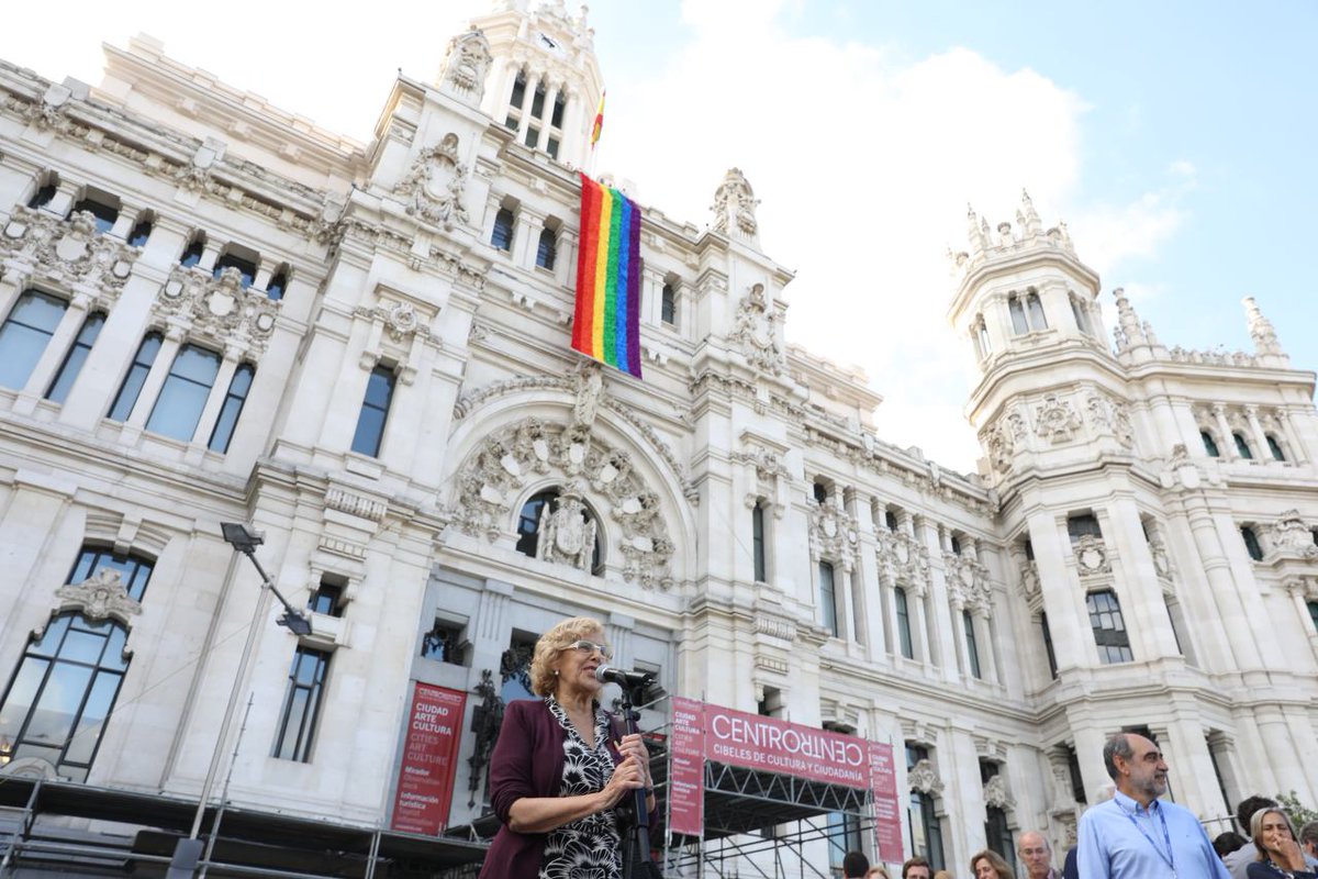 ManuelaCarmena's tweet photo. No sólo tenemos el orgullo de colocar la bandera LGTBI en el Ayuntamiento, sino que es la 1ª vez que la hace la ciudadanía. #YoHagoOrgullo https://t.co/BI0nUYVdns