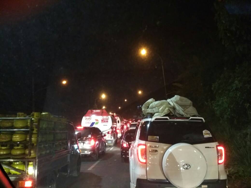 edorusia's tweet photo. Jalur Nagrek arah Garut macet total. @RadioElshinta @RTMC_PoldaJabar https://t.co/ltn3DgkxU4