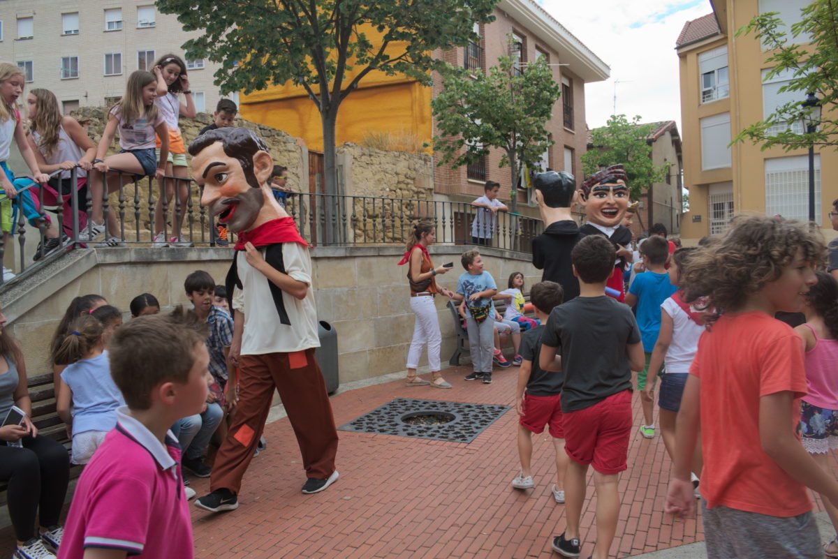 Haro_Digital's tweet photo. FOTOGALERÍA | Gigantes y cabezudos en el inicio de la jornada festiva en #Haro #HaroEnFiestas https://t.co/KZMfTDUaqB https://t.co/7KndObhtQv