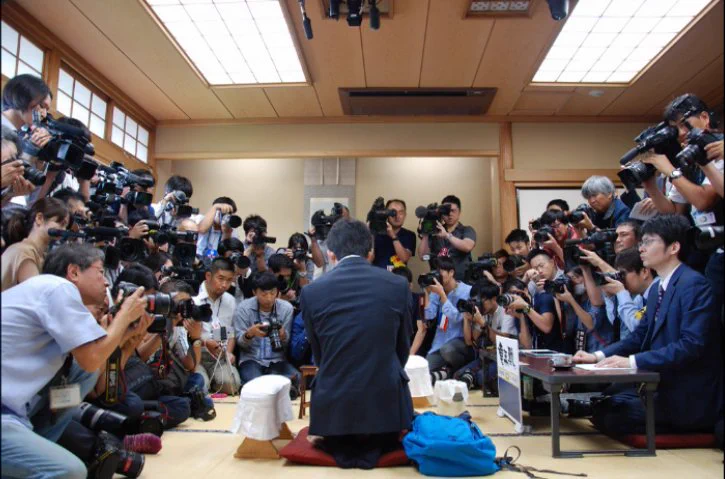 既視感があると思ったらｗカメラに囲まれた藤井四段がまるでコミケのレイヤーｗｗｗ