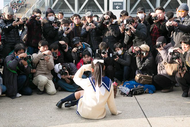 既視感があると思ったらｗカメラに囲まれた藤井四段がまるでコミケのレイヤーｗｗｗ