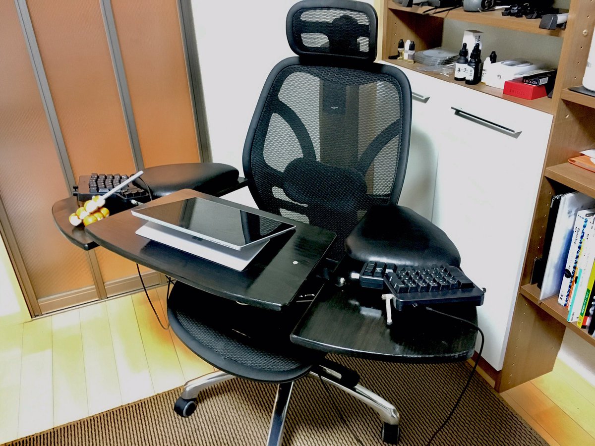 まりもさん Diabloおじさん 小規模な作業スペースがとりあえずの形だけど出来たぜ Emperor 1510 を完全に真似て作った自作コックピットチェア みたらし団子はペンたてです 絵描きさんの作業環境が見たい
