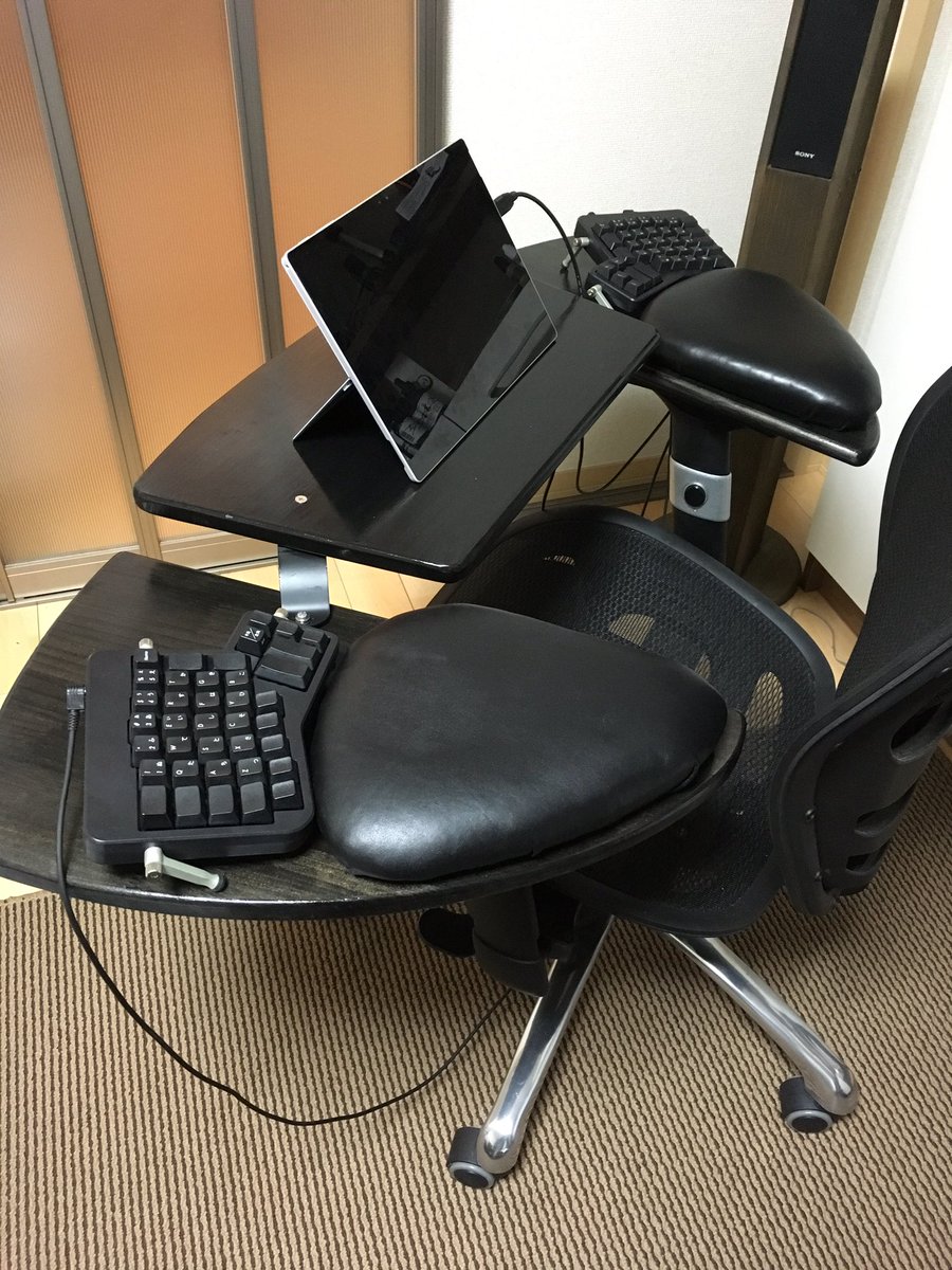 まりもさん Diabloおじさん 小規模な作業スペースがとりあえずの形だけど出来たぜ Emperor 1510 を完全に真似て作った自作コックピットチェア みたらし団子はペンたてです 絵描きさんの作業環境が見たい