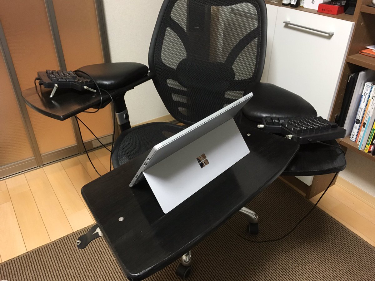 まりもさん Diabloおじさん 小規模な作業スペースがとりあえずの形だけど出来たぜ Emperor 1510 を完全に真似て作った自作コックピットチェア みたらし団子はペンたてです 絵描きさんの作業環境が見たい