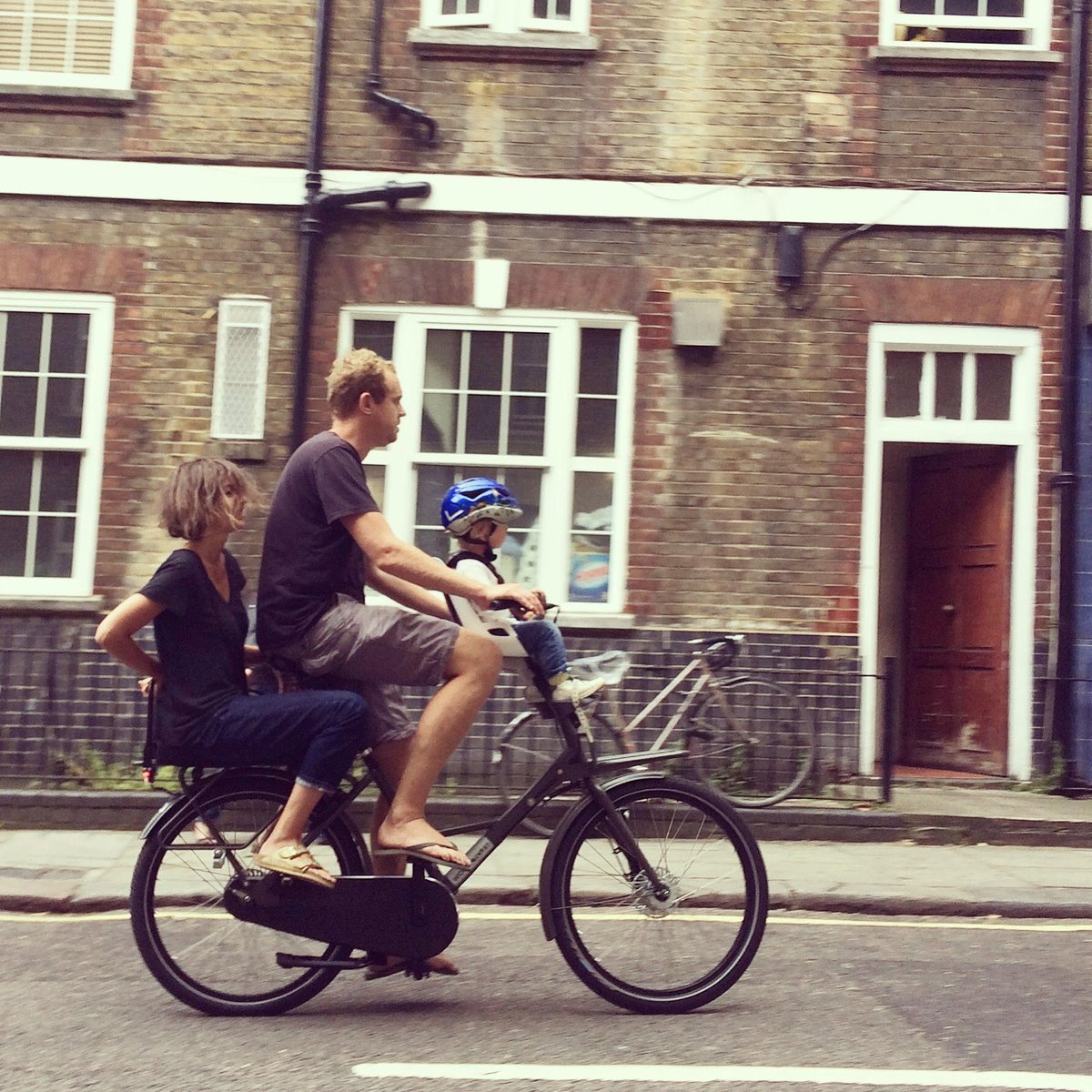 LDNCycleChic's tweet photo. Who would have expected such a Continental scene in our English capital?! Mama, papa, and baby all sharing the same amazing #Dutchbike! https://t.co/VXG7pXoGWc