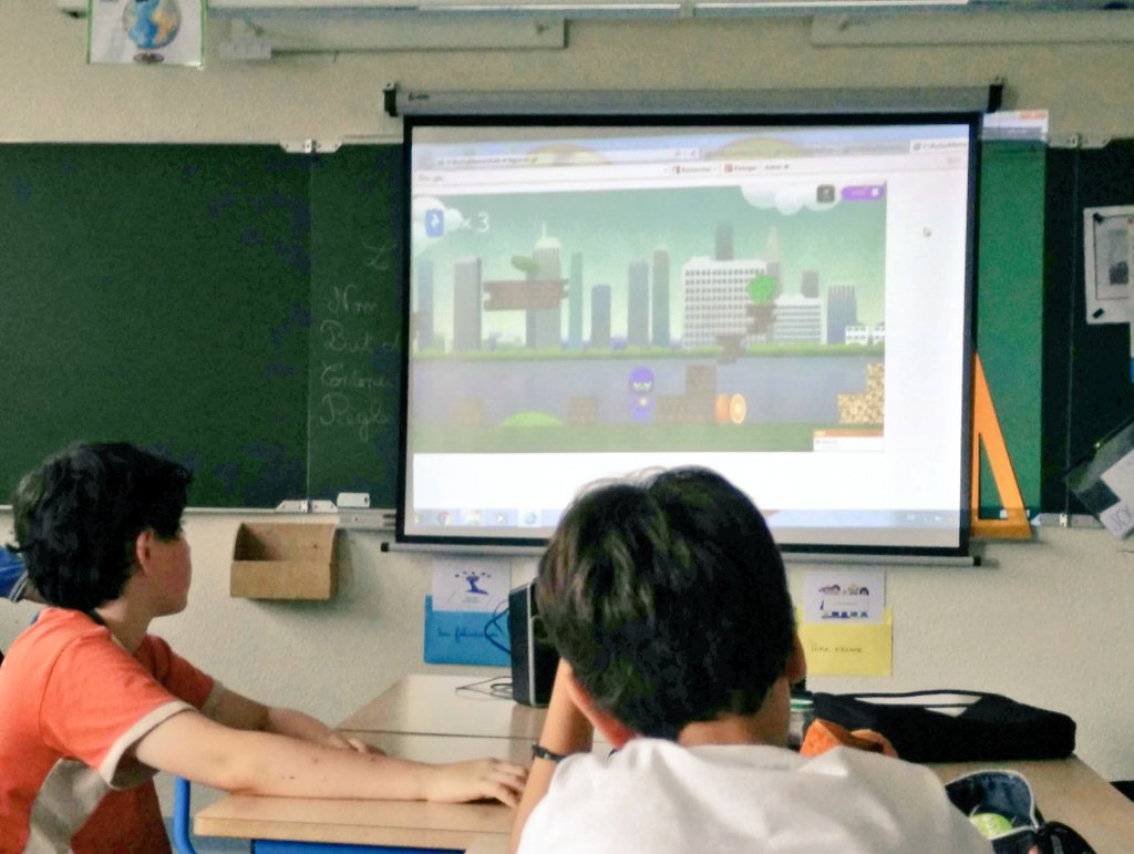 CodeDecode_FR's tweet image. Séance #2 avec les CM2 : mini-analyse de mecaniques de jeux réalisés par la communauté #CodeDecode