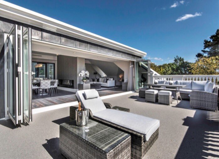 HalebourneGroup's tweet photo. Only one apartment is left 😱 Make sure you don't miss the chance to spend your summer relaxing on one of our breathtaking balconies ☀️ https://t.co/EaNm9cHxQh