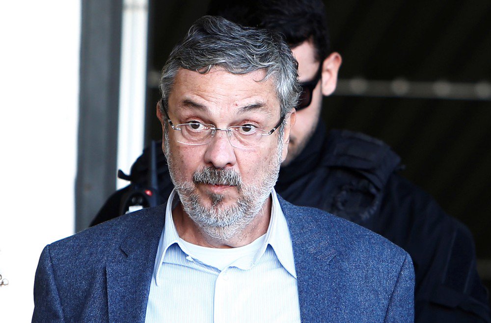 PartidoVerdePR's tweet photo. Palocci é condenado a 12 anos de reclusão pelos crimes de corrupção e lavagem de dinheiro na Lava Jato.
https://t.co/TKcOZyV6vB https://t.co/bdUkjw57AA