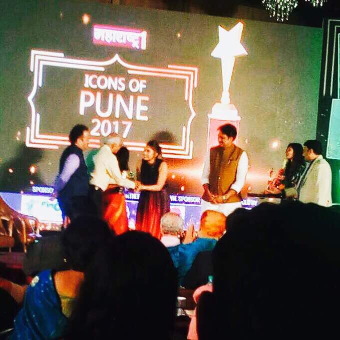 Ritzytechnology's tweet photo. Founder of Ritzy Technology @Richarajsingh receives Icons of Pune 2017 award by @Maharashtra1tv #pune #vision2015 #RichaRaj #pune2025 https://t.co/1TMVSvz7Li