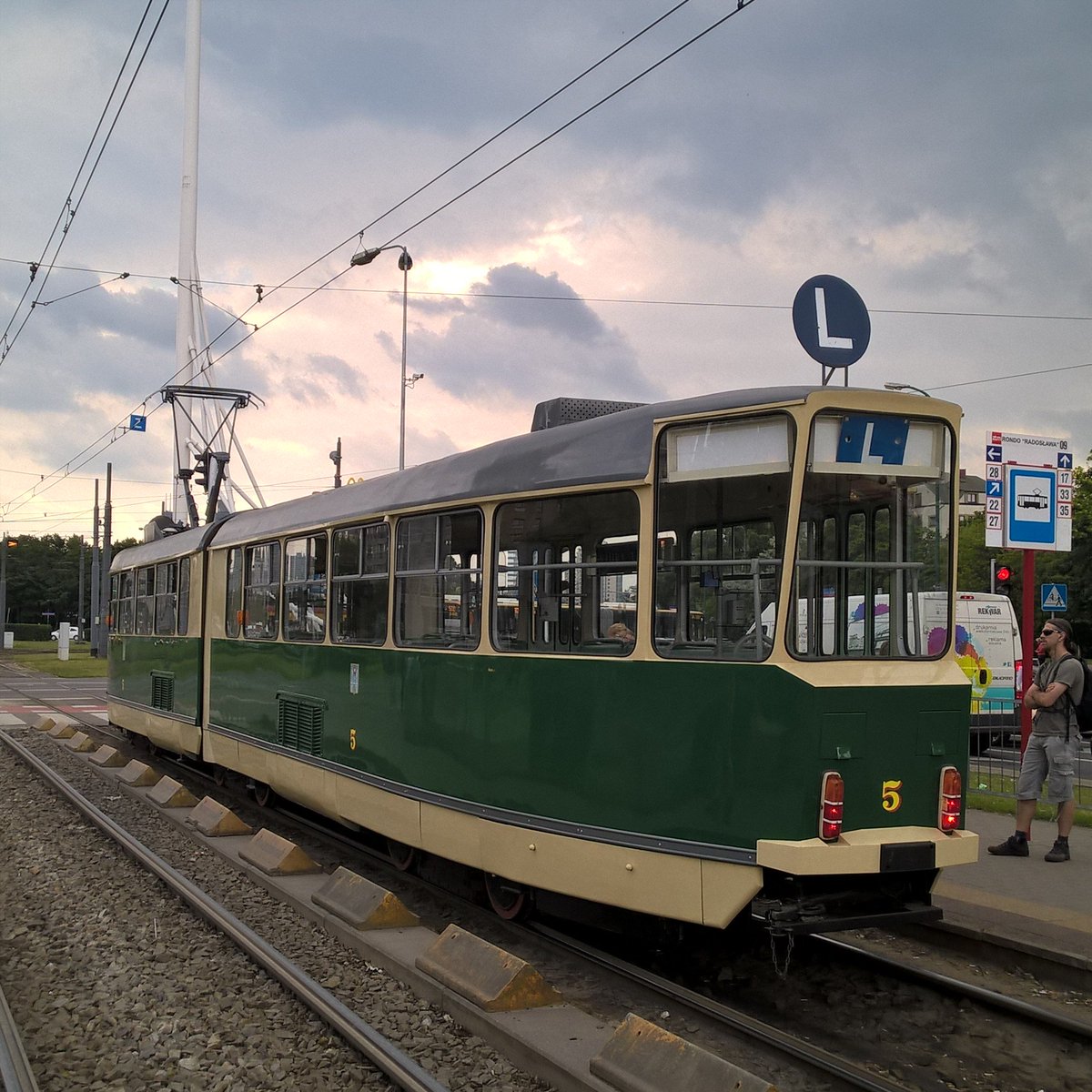 krzysiek_em's tweet photo. "kanciak", rzadki gość na stołecznych torach. pamiętam te tramwaje z wakacji u dziadków w Poznaniu ☺ #Konstal #102N cc: @ztm_warszawa https://t.co/lSoQ306ZVz