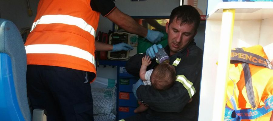 La tierna imagen viral de un bombero dando el biberón a un bebé que acaba de sufrir un accidente de tráfico atres.red/u30ps2