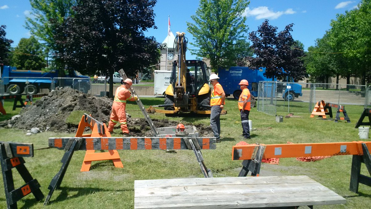 It looks like workers have made the repairs. Smell of burning metal in the air. Workers wrap up. @johnstmarseille https://t.co/Oncfy9bGAK