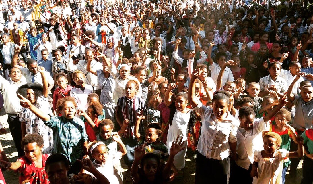 BeckySBuckland's tweet image. What a sea of beautiful people worshiping together at Simbu Province Conf, PAPUA NEW GUINEA! #laborersneeded #PAC4Him #everyinhabitedisle