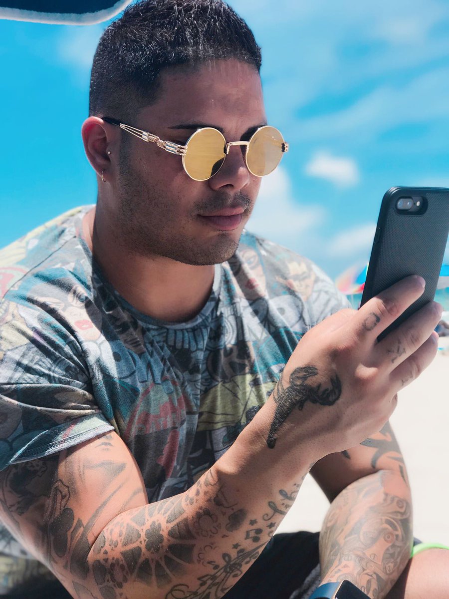 Desde la playa leyendo sus mensajes 🌞📱🤙 Feliz lunes para todos, se les quiere un montón #hellasmusic